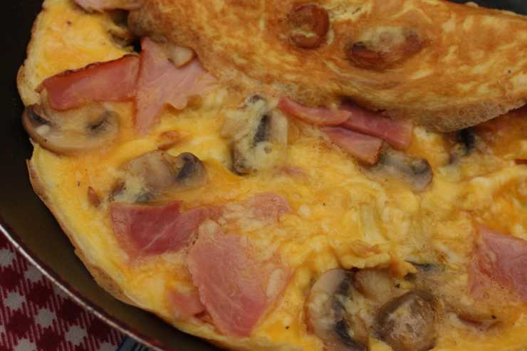 Frittata prosciutto e funghi ricetta