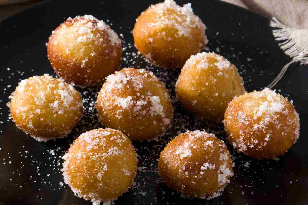 Frittelle allo yogurt in un piatto nero