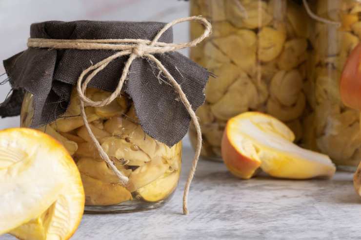 Funghi ovoli sottolio in un barattolo con un nastro di corda