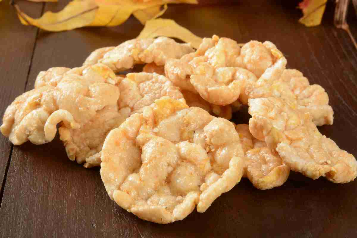 mucchietto di gallette di riso fatte in casa sul tavolo