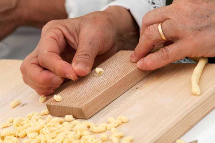 Gnocchetti sardi fatti a mano da una signora