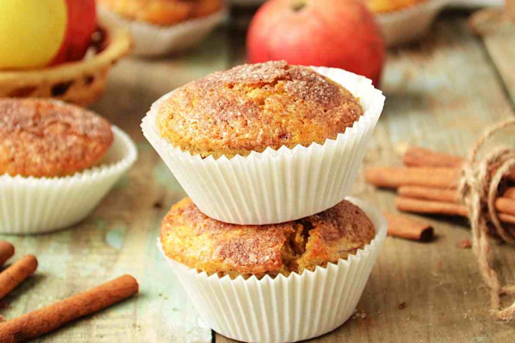 Muffin mela e cannella nei pirottini uno sull'altro