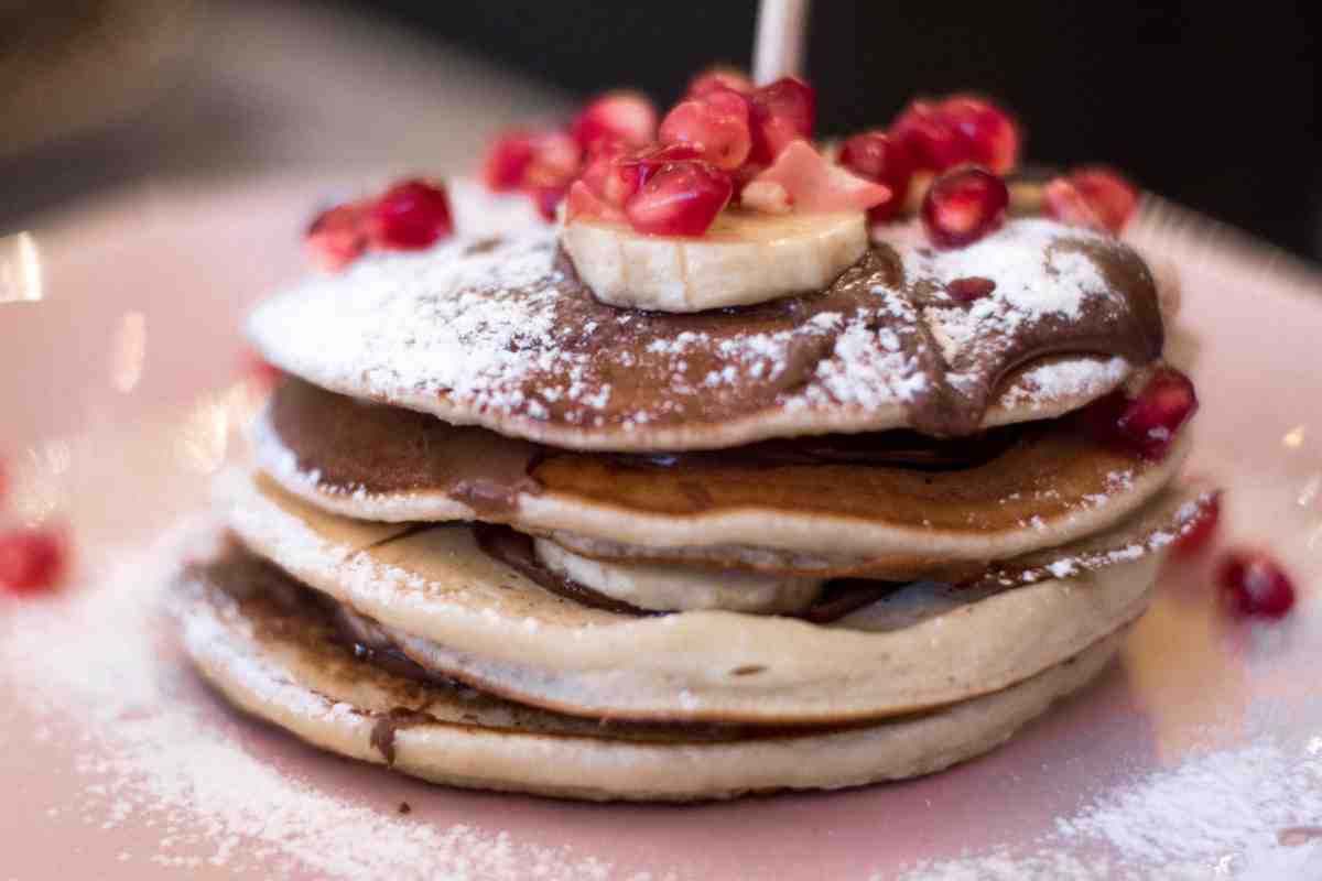 Pancake con Nutella vegan con banane e melograno