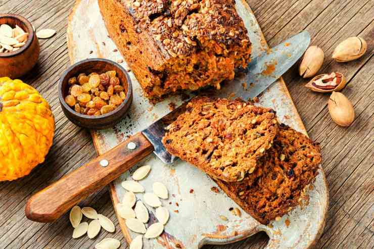 Arancione, profumato e sofficissimo: il pane alla zucca ci fa vivere un settembre all’insegna della bontà più pura, provalo