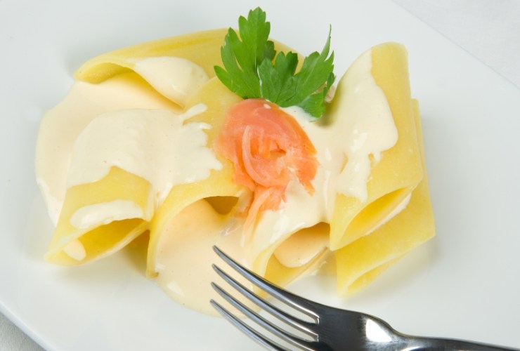 Pasta con robiola e salmone ricetta