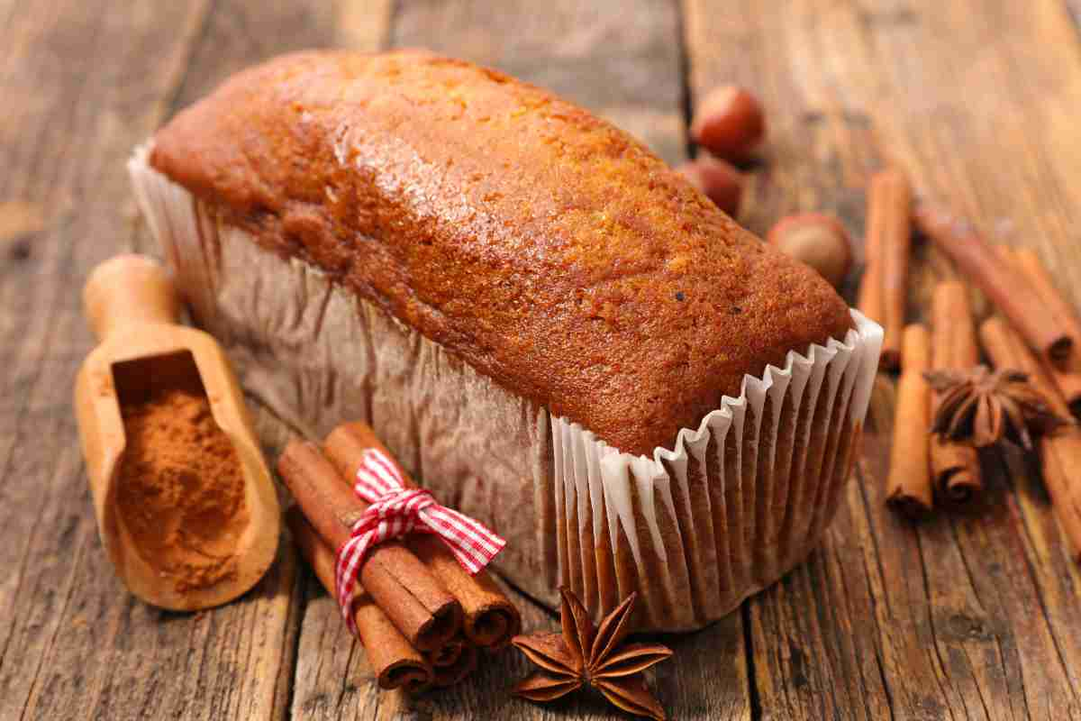 Plumcake alla cannella con stecche di spezia intorno