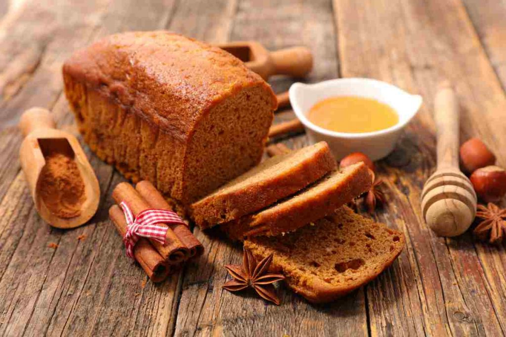 Plumcake alla cannella tagliato a fette