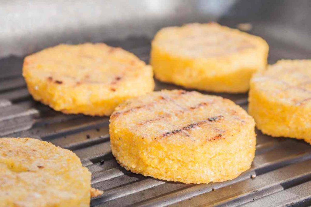 Polenta alla piastra di forma rotonda