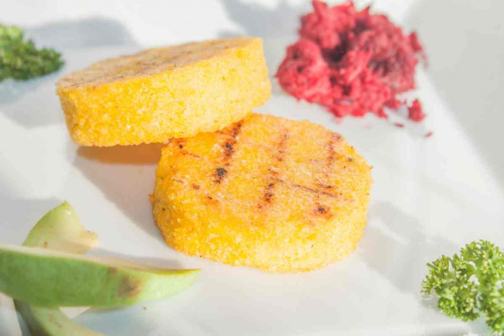 Polenta grigliata alla piastra in un piatto