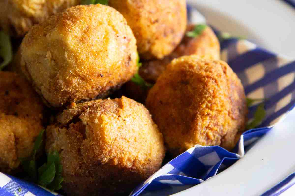 Polpette in una ciotola per la ricetta del giorno