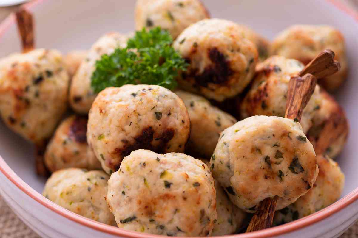 Polpette di tacchino e spinaci al forno in una ciotola