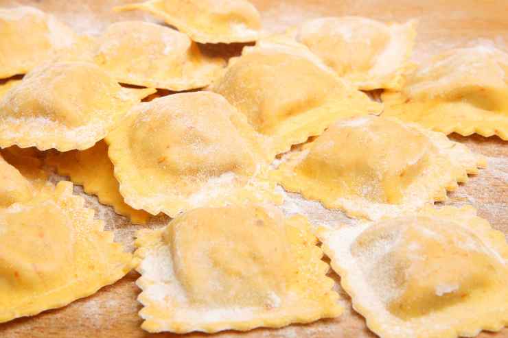 Ravioli di farina sul tavolo