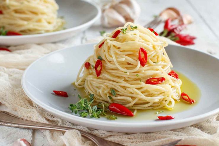 Spaghetti crema all'aglio ricetta