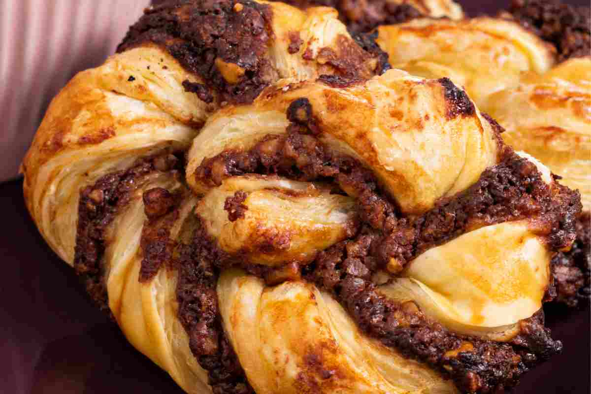 Trecce di pasta sfoglia con gocce di cioccolato viste da molto vicino