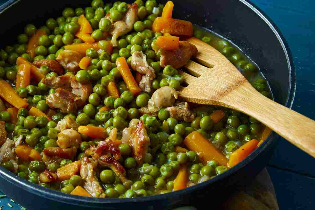 bocconcini di pollo con i piselli in padella