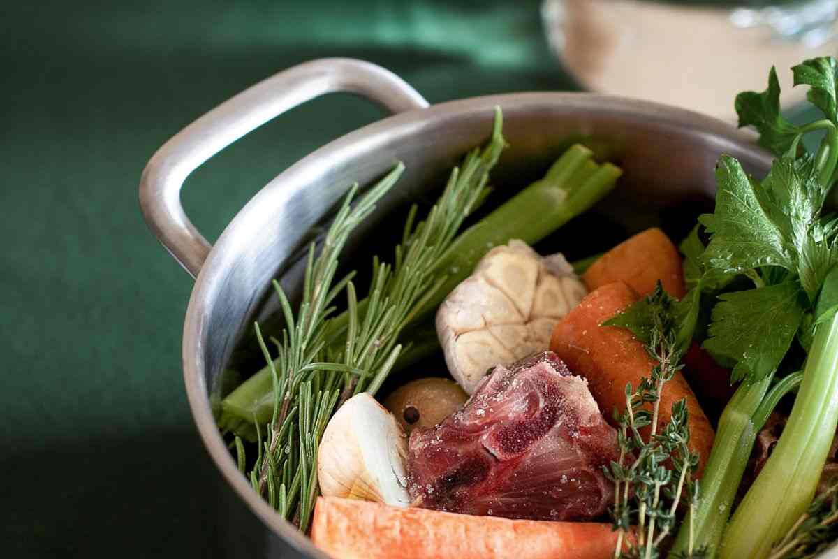 la carne nel brodo va in acqua fredda o bollente