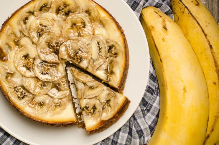 Cheesecake alla banana al forno su un piatto