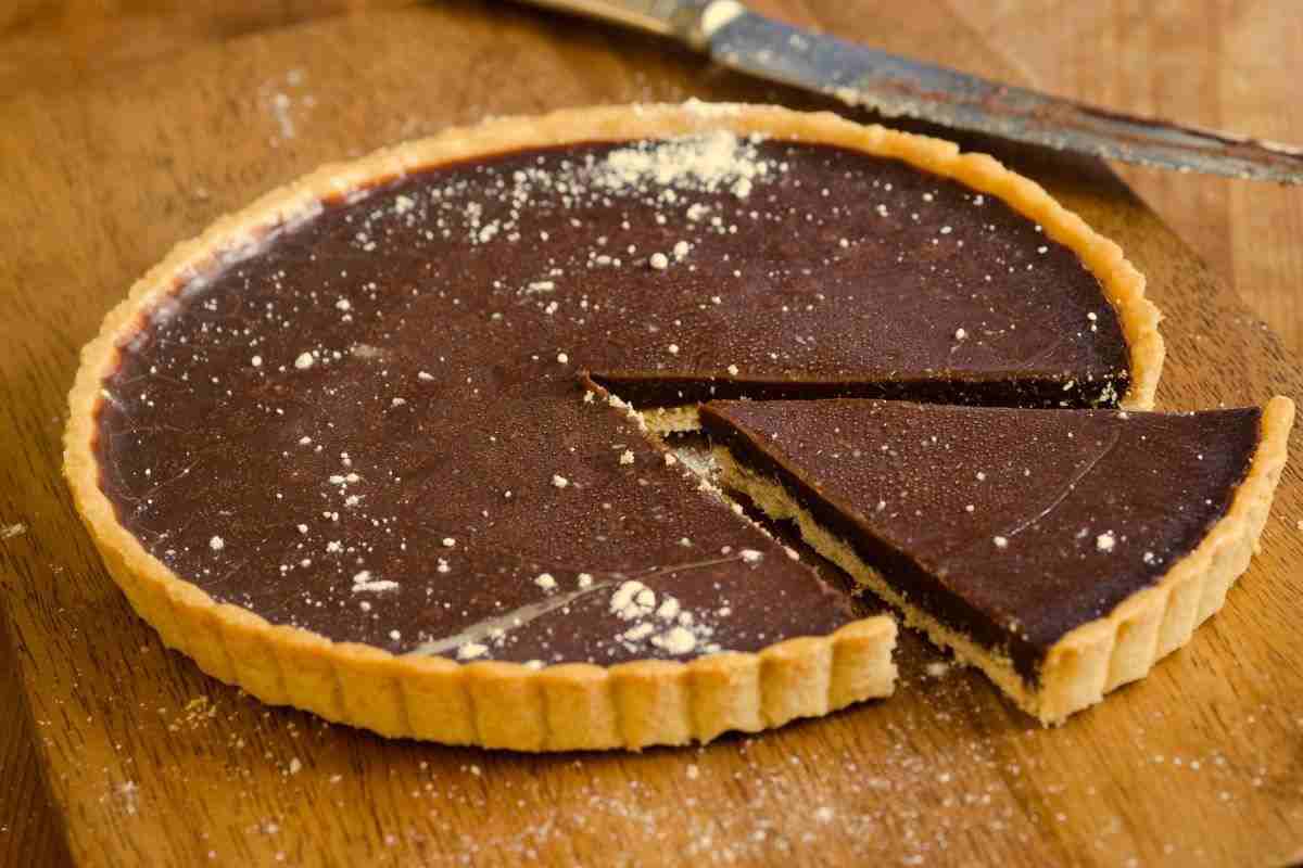 crostata con nutella vegan su tagliere