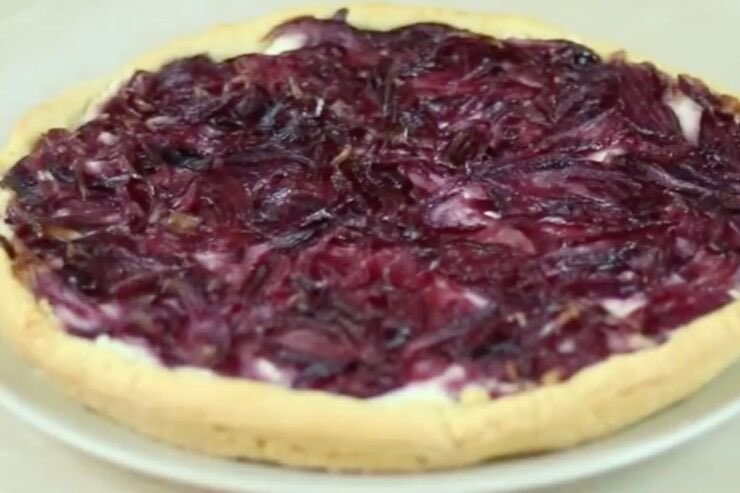 La ricetta della crostata salata con cipolle rosse