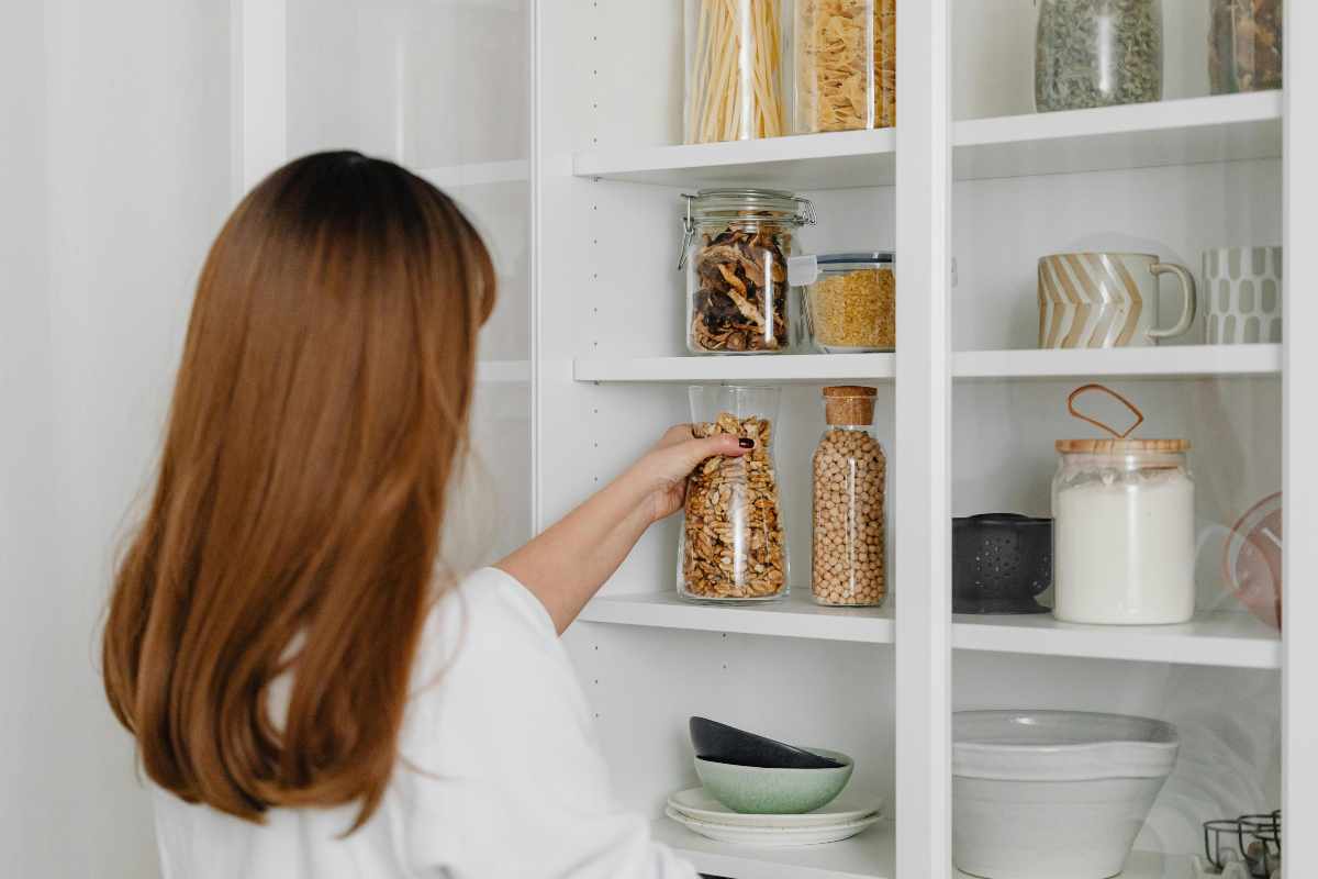 Questi ingredienti sono a prova di distratti: puoi tenerli in dispensa una vita, non scadono