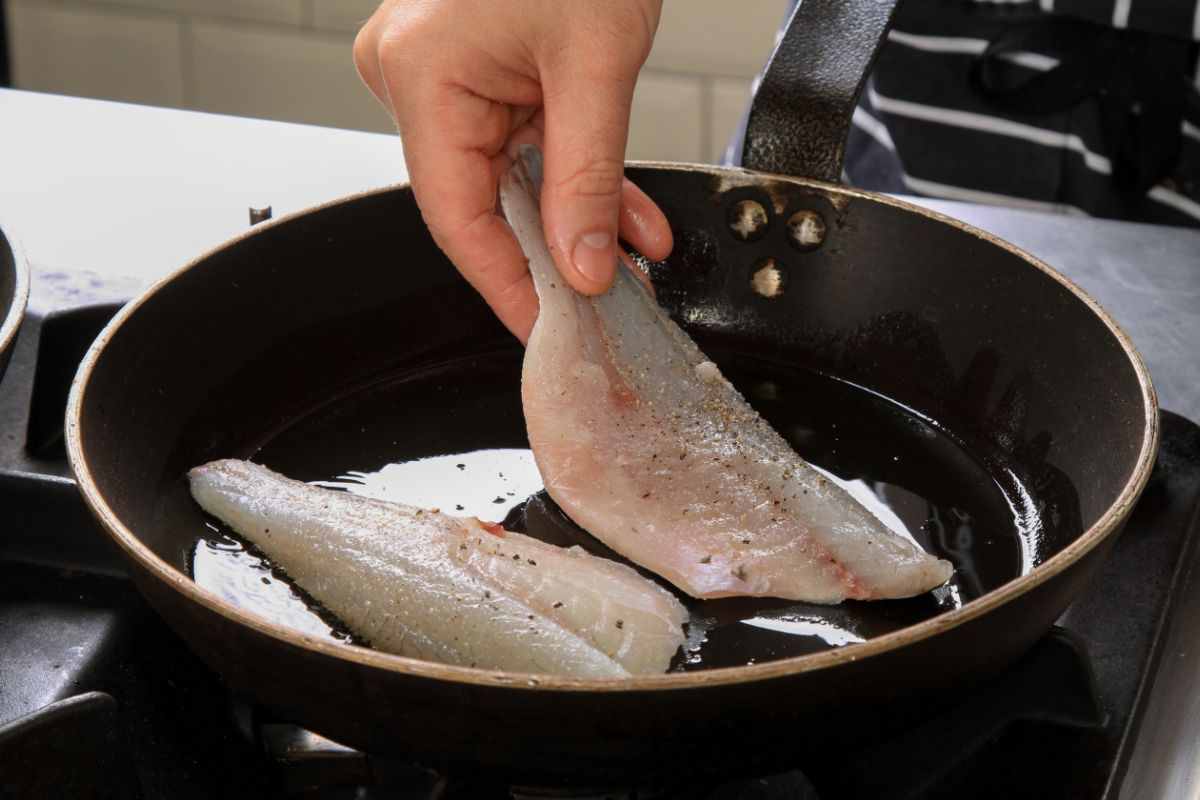 Buono il pesce, ma che fastidio la puzza tra le mani: ti spiego come risolvere con uno ‘scarto’ di cibo