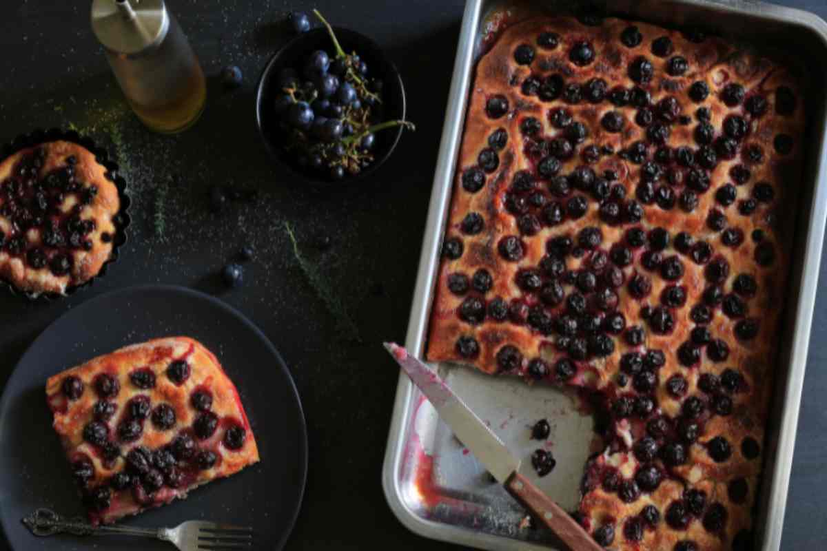 Ormai ci siamo, l’uva è tornata e io ho fatto una focaccia dolce, alta e soffice: da leccarsi i baffi