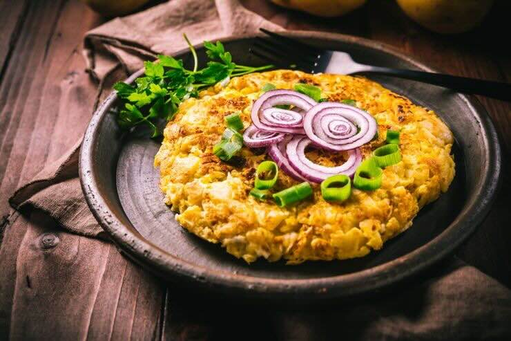 La ricetta della frittata con patate e cipolle 