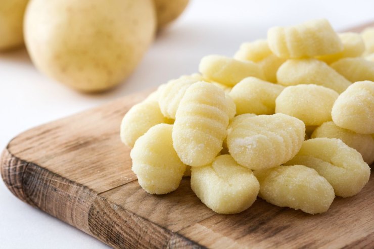 gnocchi di patate su tagliere