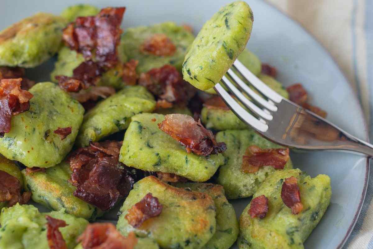 piatto di gnocchi di spinaci con burro e speck