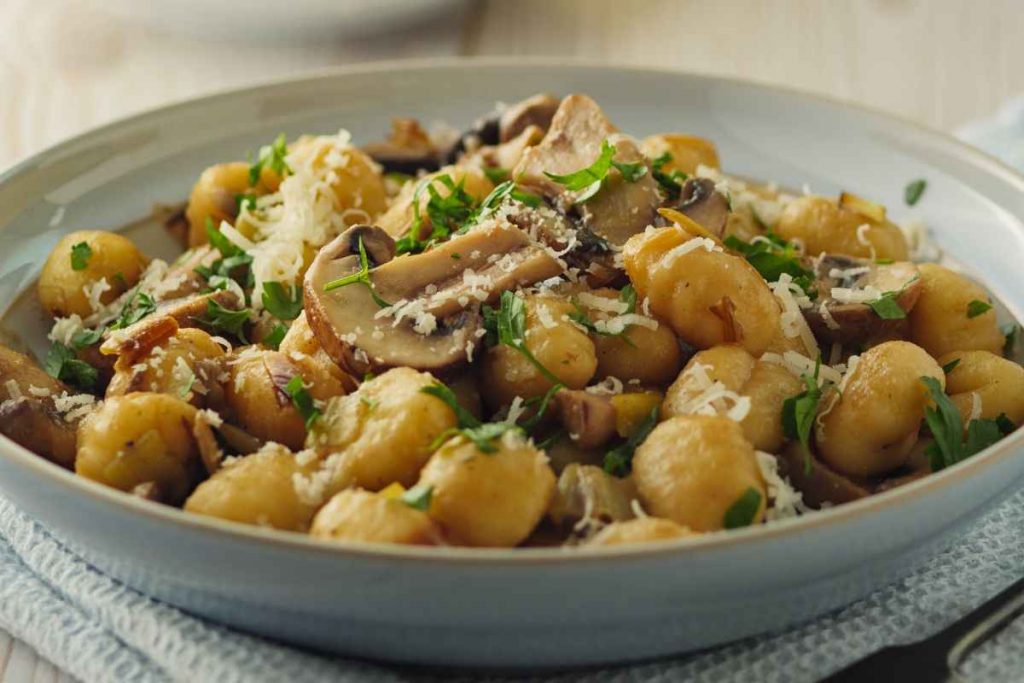 piatto di gnocchi con funghi