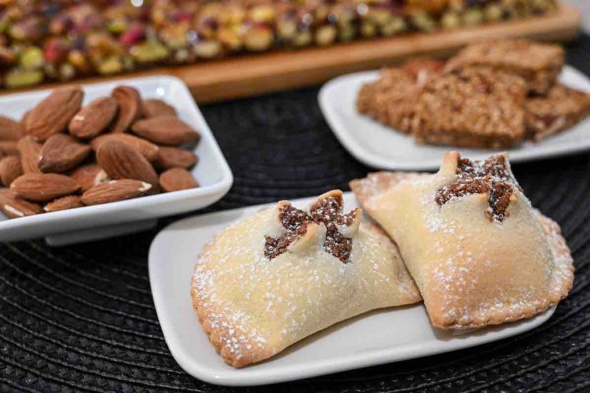 'Mpanatigghi biscotti a mezzaluna con carne e cioccolato