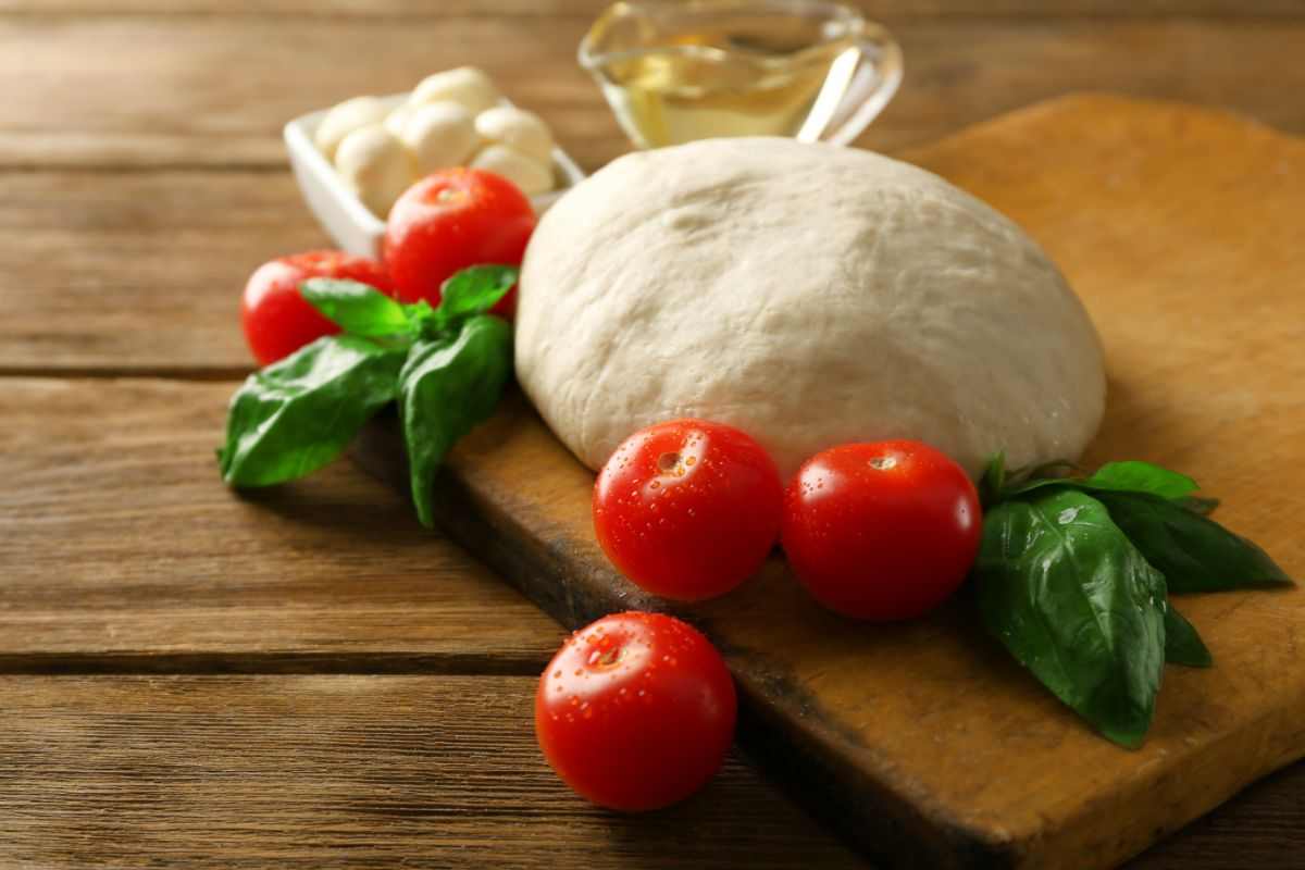 Impasto della pizza avanzato, non buttarlo via: come conservarlo per averlo a disposizione sempre