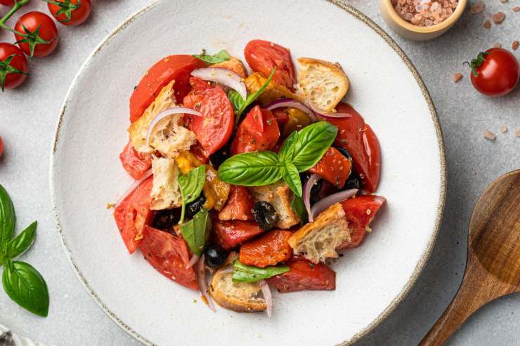 panzanella classica su piatto bianco