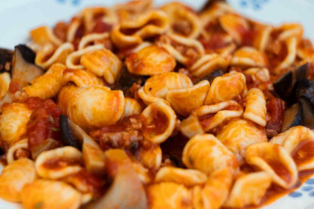 Unisci funghi e ragù, viene fuori un primo strepitoso: non puoi proprio perderla questa ricetta