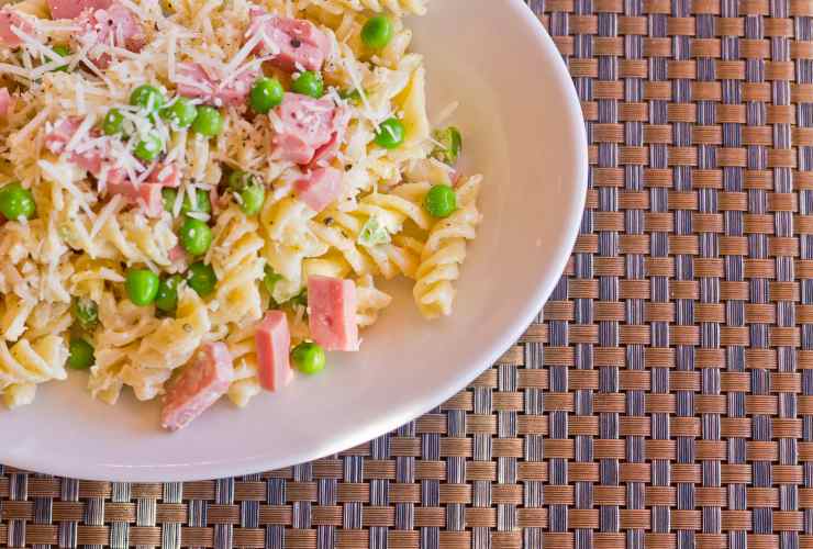 pasta piselli prosciutto