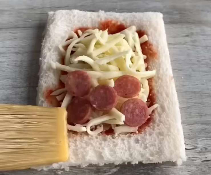 snack pizza preparazione