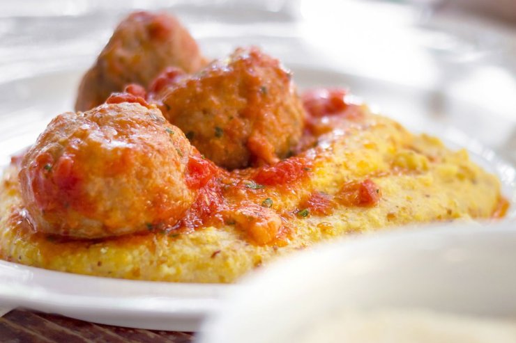 polenta con polpette al sugo