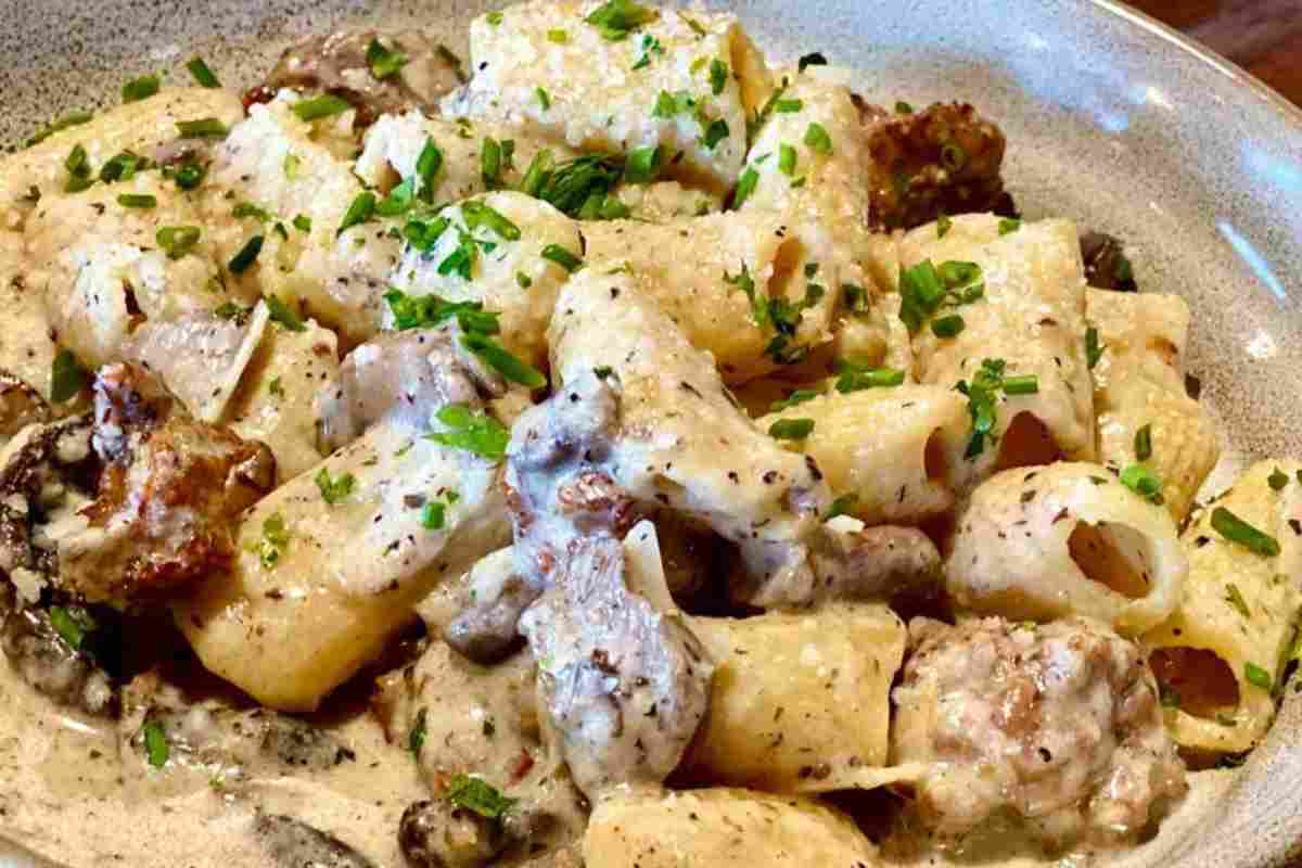 Non sai cosa cucinare a pranzo? Rigatoni alla Rusticana cremosi e saporiti senza panna e uova, ti consoli