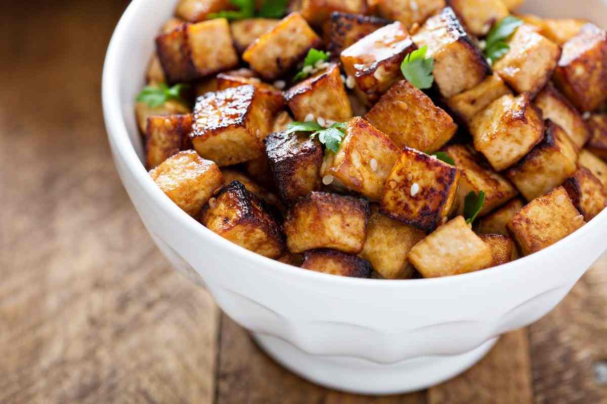 Tofu in padella, così imparerà a piacerti anche se l’hai sempre odiato: la ricetta