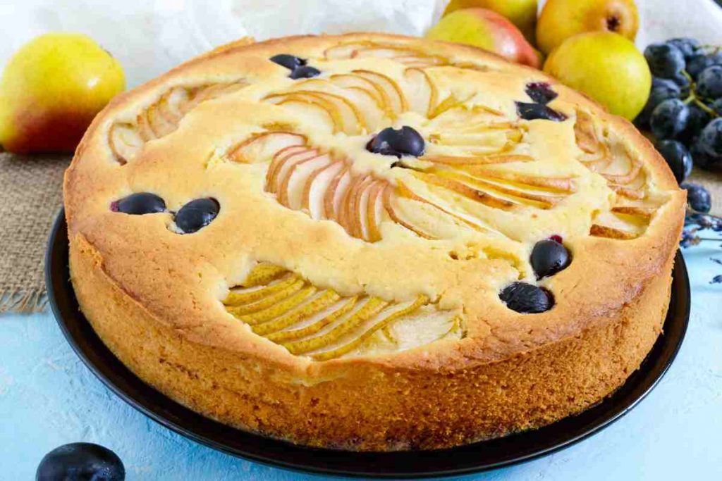 Ricetta autunnale della torta di pere e uva