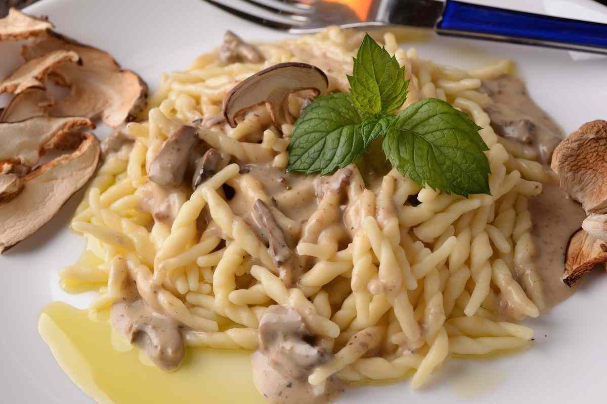 ricetta trofie funghi panna pancetta