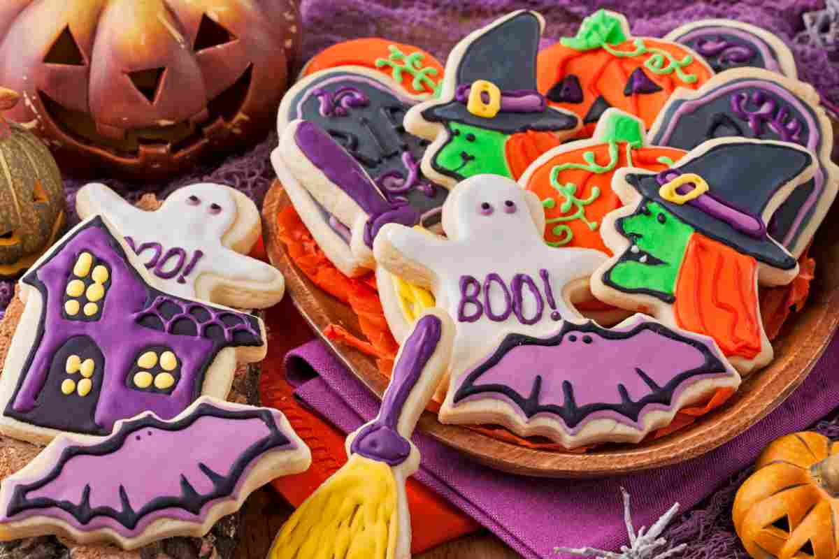 vari biscotti di halloween assortiti in un piatto