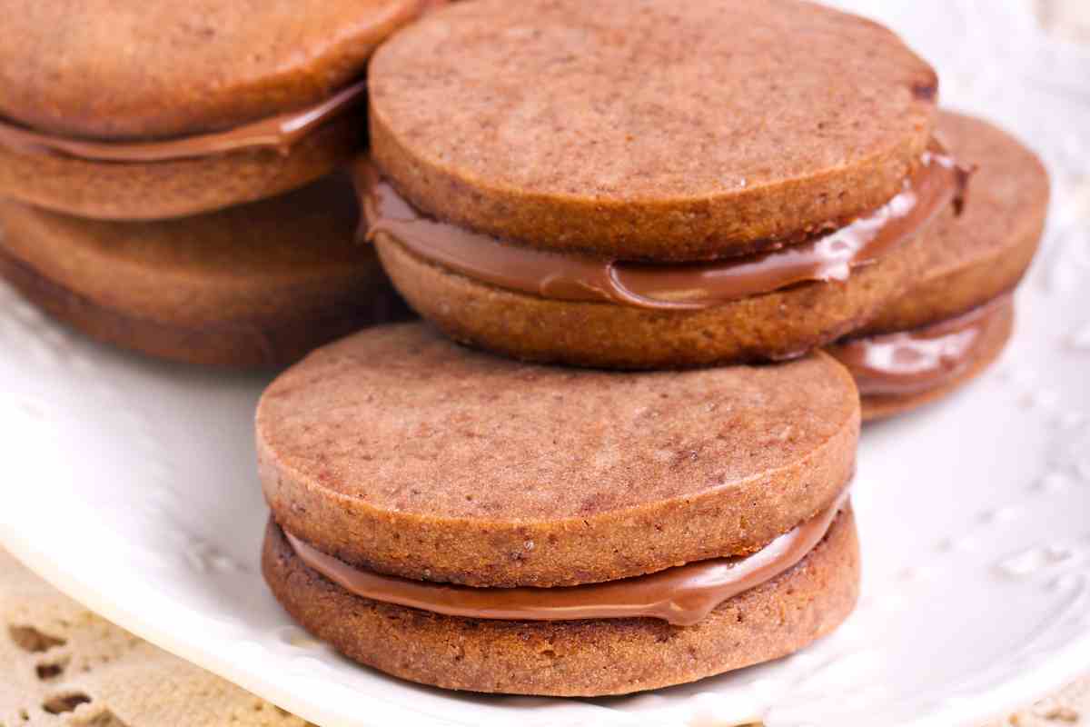 piatto con dei biscotti farciti alla Nutella vegana