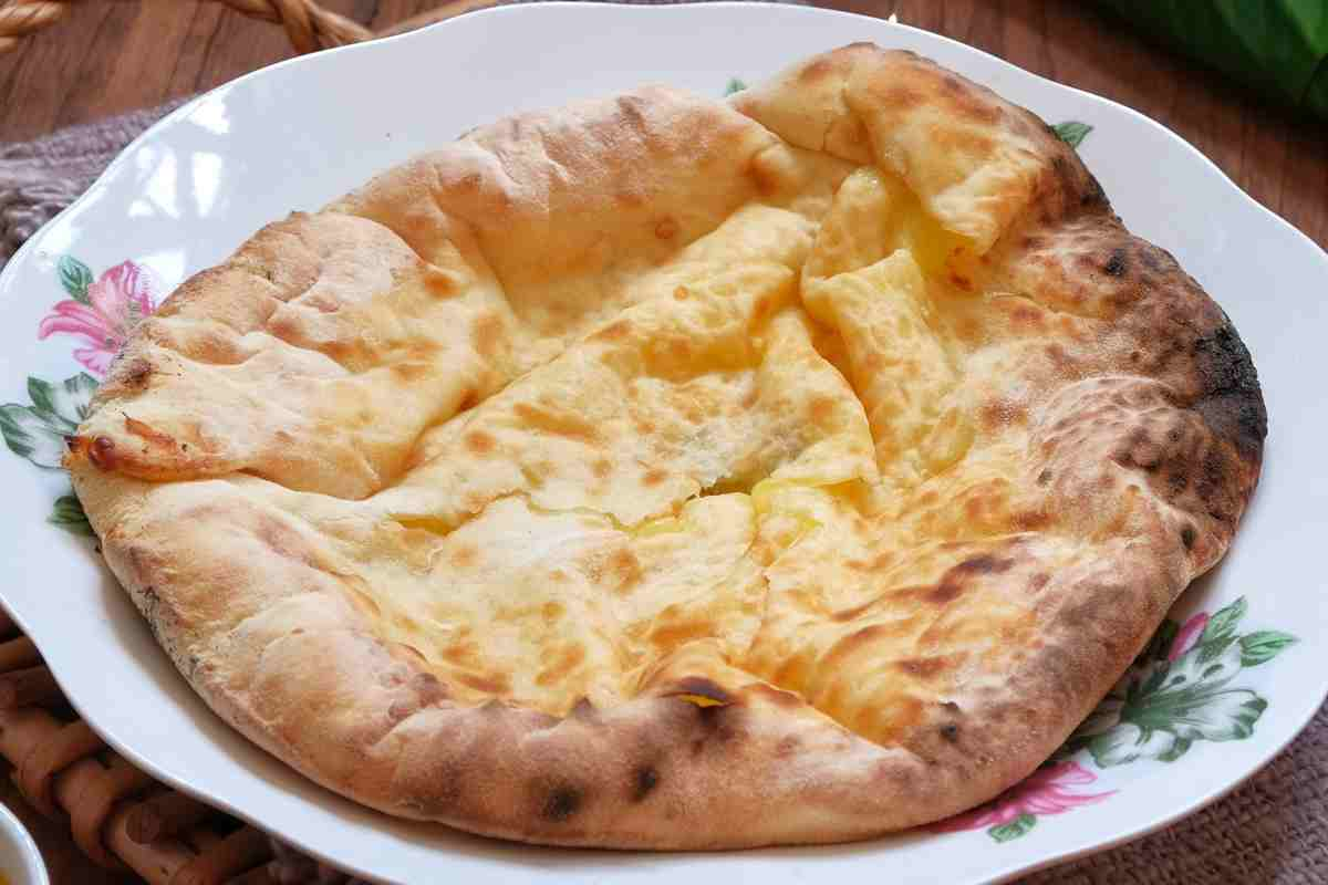 Cheese Nan pane indiano al formaggio in un piatto