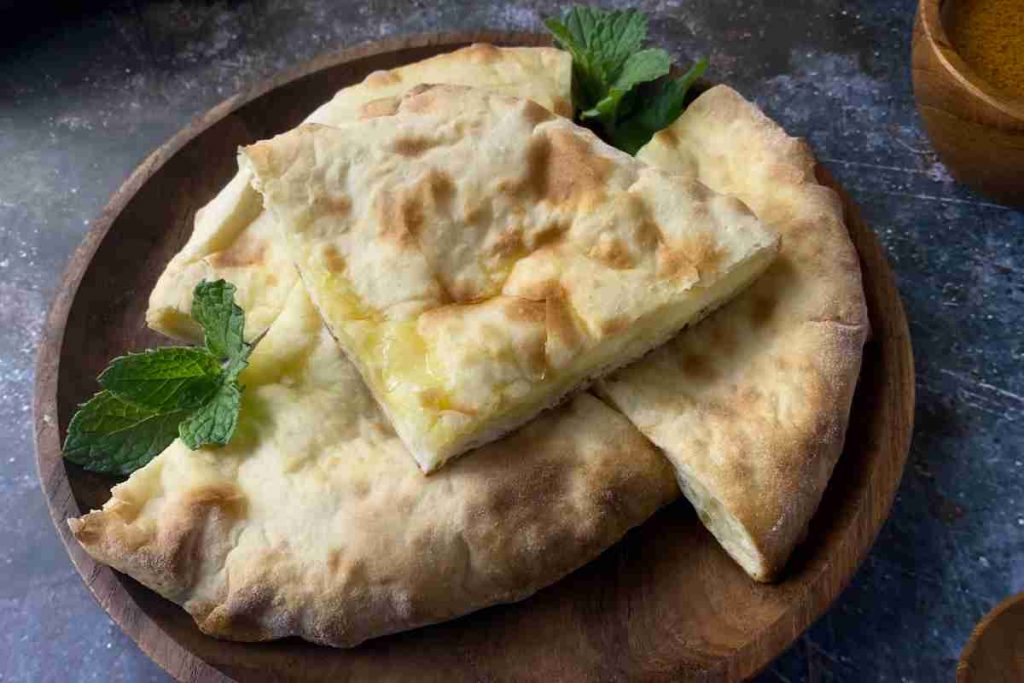 Cheese Nan pane indiano al formaggio in un piatto 