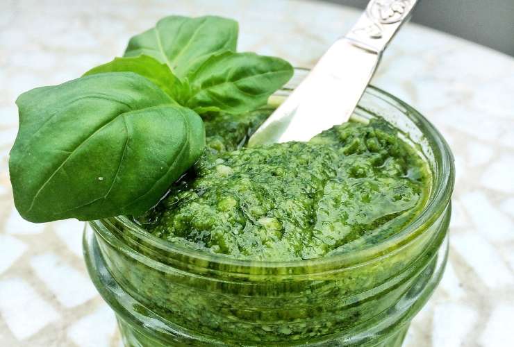 Pesto verde che mantiene il colore