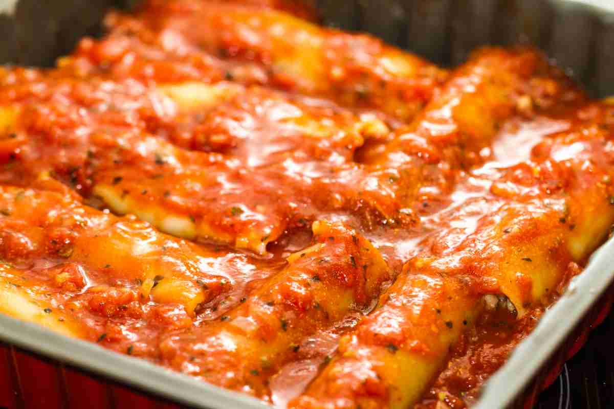 cannelloni secchi farciti e conditi con pomodoro in teglia