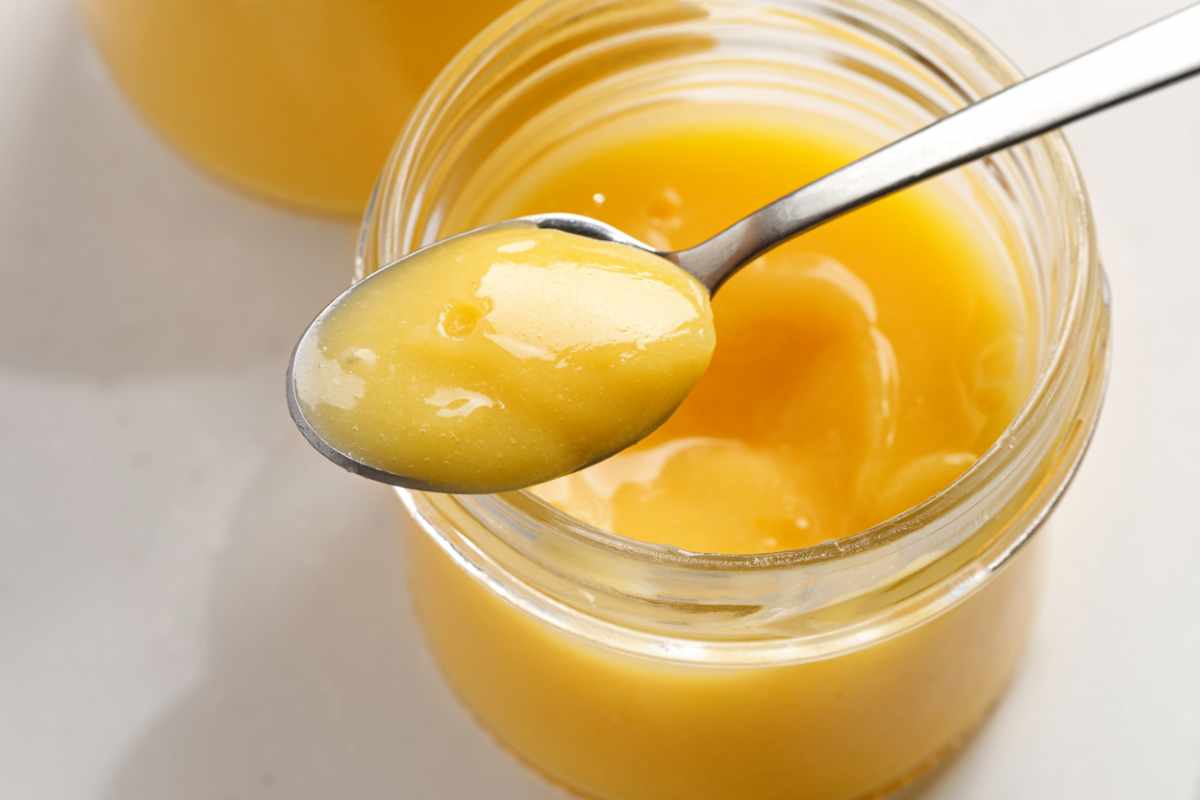 Crema di limone in un vasetto di vetro con un cucchiaino