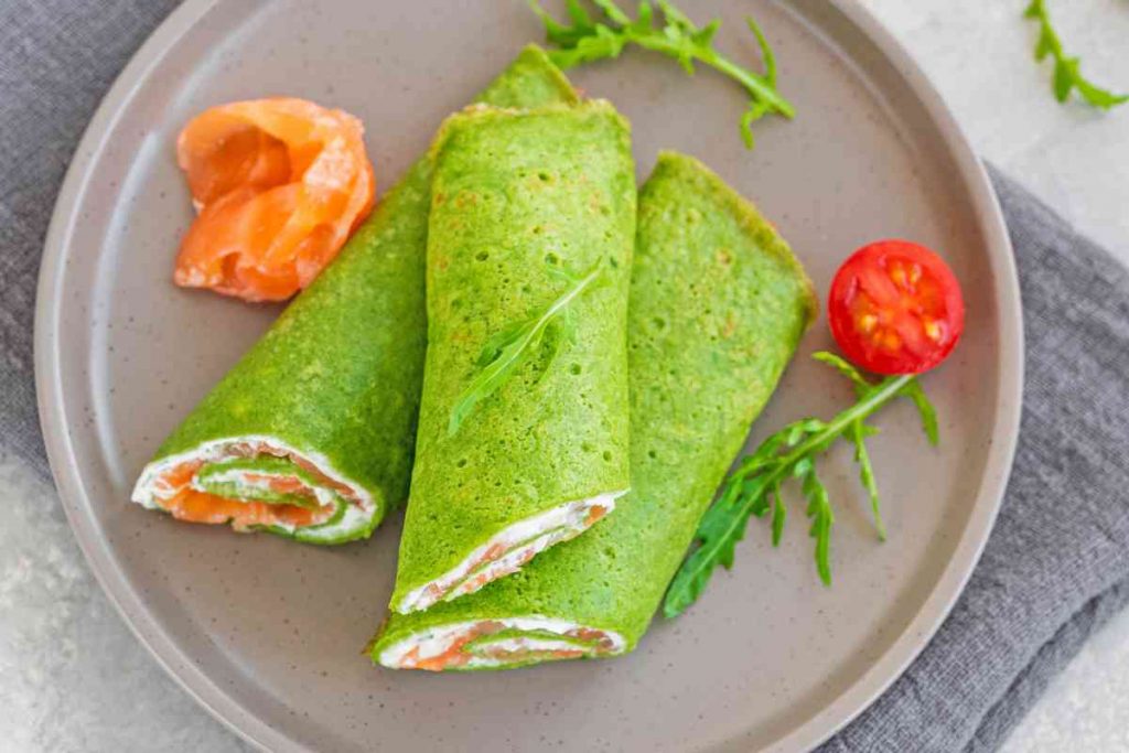 Crepes di spinaci salmone e Philadelphia viste dall'alto