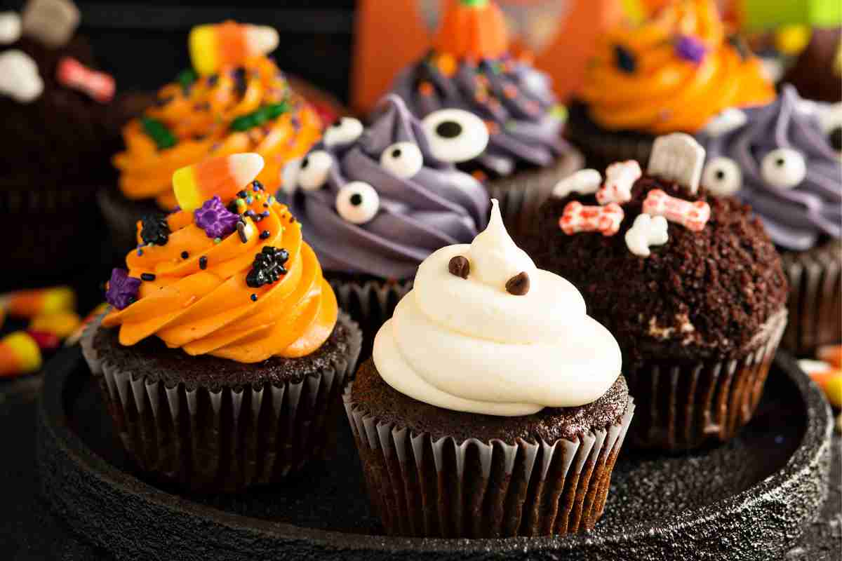 Cupcake di Halloween con diverse glasse colorate e decorazioni